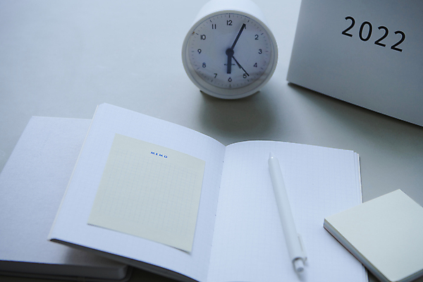 포토 JPG 새해 실내 사람없음 펜 다이어리 메모지 목표 계획 오브젝트 흰배경 탁상시계 탁상달력 2022년 미라클모닝 국내포토 시계 백그라운드 컨셉 내부 필기구 사무용품 달력 흰색 연도 자기계발 파일형식
