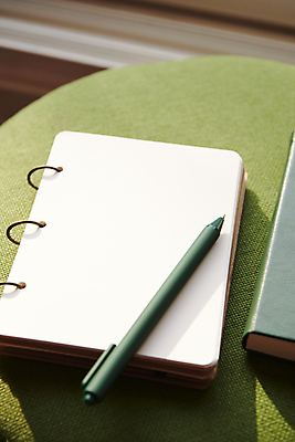 포토 JPG 탁자 새해 실내 그림자 사람없음 햇빛 펜 다이어리 목표 계획 오브젝트 국내포토 가구 컨셉 내부 태양 필기구 사무용품 파일형식