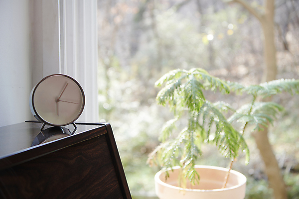 포토 JPG 주간 화분 실내 사람없음 아웃포커스 반사 피아노 창가 오브젝트 탁상시계 국내포토 자연요소 시계 창문 촬영기법 내부 건반악기 파일형식