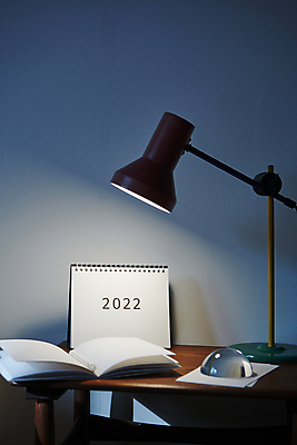 포토 JPG 새해 실내 사람없음 빛 펜 다이어리 어둠 스탠드 목표 계획 오브젝트 나무탁자 서진 탁상달력 2022년 미라클모닝 국내포토 컨셉 탁자 조명 내부 필기구 사무용품 달력 연도 자기계발 파일형식