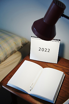 포토 JPG 베개 새해 실내 사람없음 빛 펜 다이어리 스탠드 목표 계획 오브젝트 나무탁자 탁상달력 2022년 미라클모닝 국내포토 컨셉 침구 탁자 조명 내부 필기구 사무용품 달력 연도 자기계발 파일형식