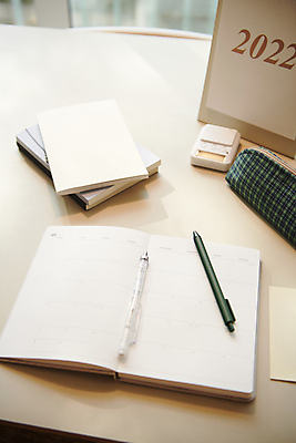 포토 JPG 새해 실내 사람없음 펜 다이어리 목표 계획 창가 책상 오브젝트 필통 스톱워치 탁상달력 2022년 국내포토 시계 가구 컨셉 창문 학용품 내부 필기구 사무용품 달력 연도 파일형식