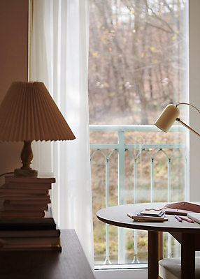 포토 JPG 주간 창문 새해 실내 사람없음 아웃포커스 책 펜 쌓기 다이어리 스탠드 커튼 목표 계획 책상 오브젝트 미라클모닝 국내포토 자연요소 가구 컨셉 모션 조명 촬영기법 내부 필기구 사무용품 자기계발 파일형식