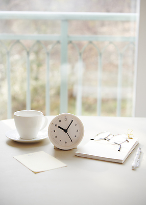 포토 JPG 주간 안경 탁자 새해 실내 사람없음 아웃포커스 펜 다이어리 자명종 목표 계획 찻잔 컵받침 창가 오브젝트 포스트잇 탁상시계 미라클모닝 국내포토 자연요소 잡화 시계 가구 컨셉 창문 잔 촬영기법 내부 필기구 사무용품 알람 메모지 받침대 자기계발 파일형식