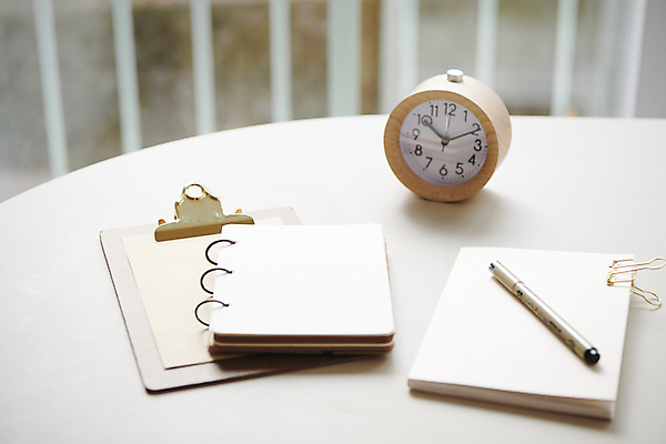 포토 JPG 주간 탁자 새해 실내 사람없음 아웃포커스 펜 다이어리 자명종 목표 계획 창가 오브젝트 탁상시계 서류집게 서류판 미라클모닝 국내포토 자연요소 시계 가구 컨셉 창문 촬영기법 집게 내부 필기구 사무용품 알람 자기계발 파일형식