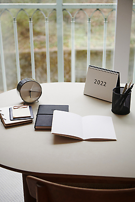 포토 JPG 주간 탁자 새해 실내 사람없음 펜 다이어리 자명종 목표 계획 창가 오브젝트 연필꽂이 탁상시계 서류판 탁상달력 2022년 미라클모닝 국내포토 자연요소 시계 가구 컨셉 창문 문구용품 내부 필기구 사무용품 알람 달력 연도 자기계발 파일형식