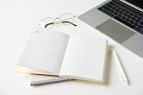 포토 JPG 스튜디오촬영 안경 새해 실내 사람없음 노트북 펜 다이어리 달력 목표 계획 계획표 오브젝트 흰배경 국내포토 잡화 백그라운드 컨셉 내부 전자제품 필기구 사무용품 흰색 파일형식