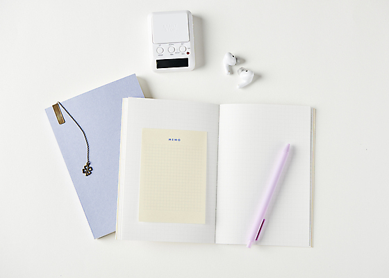 포토 JPG 스튜디오촬영 새해 실내 사람없음 하이앵글 펜 다이어리 메모지 목표 계획 오브젝트 흰배경 무선이어폰 스톱워치 국내포토 뷰포인트 시계 이어폰 백그라운드 컨셉 내부 필기구 사무용품 흰색 파일형식