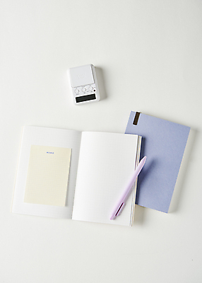 포토 JPG 스튜디오촬영 새해 실내 사람없음 하이앵글 펜 다이어리 메모지 목표 계획 오브젝트 흰배경 스톱워치 국내포토 뷰포인트 시계 백그라운드 컨셉 내부 필기구 사무용품 흰색 파일형식