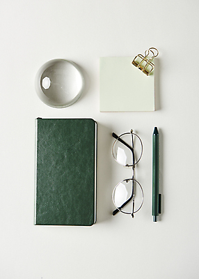 포토 JPG 스튜디오촬영 안경 새해 실내 사람없음 하이앵글 펜 다이어리 목표 계획 오브젝트 포스트잇 흰배경 서류집게 서진 플랫레이 국내포토 잡화 뷰포인트 백그라운드 컨셉 집게 내부 필기구 사무용품 흰색 메모지 플랫 파일형식