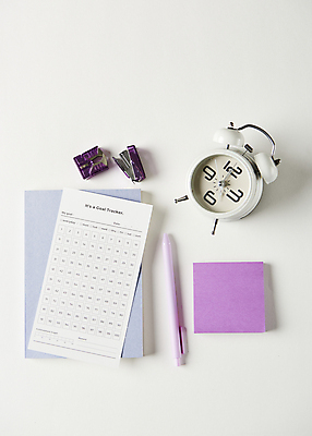 포토 JPG 스튜디오촬영 종이 새해 실내 사람없음 하이앵글 펜 다이어리 자명종 목표 계획 계획표 스테이플러 오브젝트 포스트잇 흰배경 탁상시계 국내포토 뷰포인트 시계 백그라운드 컨셉 내부 필기구 사무용품 알람 흰색 메모지 파일형식