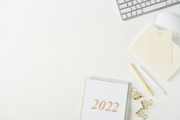 포토 JPG 스튜디오촬영 새해 실내 사람없음 하이앵글 펜 다이어리 키보드 메모지 목표 계획 오브젝트 흰배경 무선마우스 서류집게 탁상달력 카피스페이스 2022년 국내포토 뷰포인트 백그라운드 컨셉 집게 내부 필기구 사무용품 공백 달력 흰색 마우스 연도 파일형식
