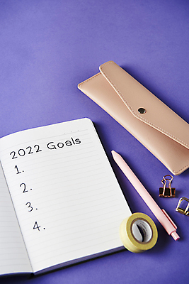 포토 JPG 스튜디오촬영 손글씨 새해 실내 사람없음 펜 다이어리 목표 계획 오브젝트 필통 리스트 보라색배경 서류집게 마스킹테이프 국내포토 백그라운드 컨셉 학용품 집게 내부 필기구 사무용품 보라색 테이프 파일형식