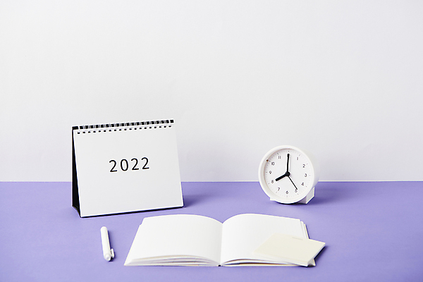 포토 JPG 스튜디오촬영 새해 실내 사람없음 펜 다이어리 목표 계획 오브젝트 포스트잇 흰배경 탁상시계 보라색배경 탁상달력 2022년 국내포토 시계 백그라운드 컨셉 내부 필기구 사무용품 보라색 달력 흰색 메모지 연도 파일형식