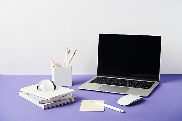 포토 JPG 스튜디오촬영 새해 실내 사람없음 노트북 연필 펜 쌓기 다이어리 목표 계획 오브젝트 포스트잇 흰배경 연필꽂이 무선마우스 서진 온라인강의 언택트 온택트 국내포토 백그라운드 컨셉 모션 문구용품 학용품 내부 전자제품 필기구 사무용품 흰색 메모지 마우스 강의 파일형식