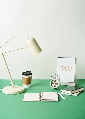 포토 JPG 스튜디오촬영 커피 새해 실내 사람없음 펜 다이어리 자명종 스탠드 목표 계획 오브젝트 흰배경 탁상시계 탁상달력 테이크아웃컵 2022년 초록배경 국내포토 음료 시계 백그라운드 컨셉 조명 내부 컵 초록색 필기구 사무용품 알람 달력 흰색 연도 파일형식