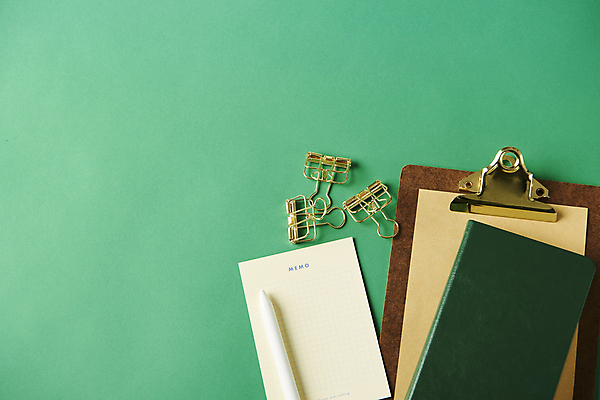 포토 JPG 스튜디오촬영 새해 실내 사람없음 하이앵글 펜 다이어리 메모지 목표 계획 오브젝트 서류집게 서류판 카피스페이스 초록배경 국내포토 뷰포인트 백그라운드 컨셉 집게 내부 초록색 필기구 사무용품 공백 파일형식