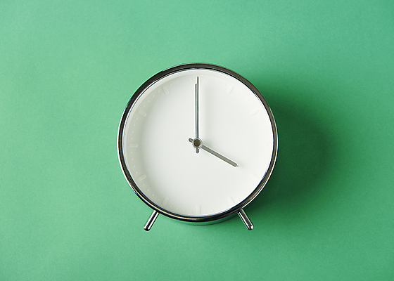 포토 JPG 스튜디오촬영 새해 실내 그림자 사람없음 하이앵글 한개 자명종 목표 계획 오브젝트 탁상시계 초록배경 미라클모닝 국내포토 1 뷰포인트 시계 백그라운드 컨셉 내부 초록색 알람 자기계발 파일형식