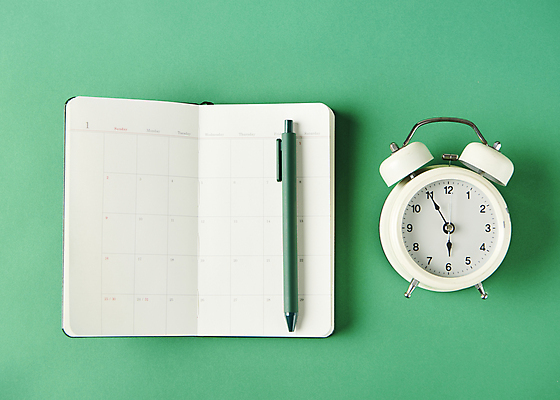 포토 JPG 스튜디오촬영 새해 실내 사람없음 하이앵글 펜 다이어리 자명종 달력 목표 계획 오브젝트 탁상시계 초록배경 미라클모닝 국내포토 뷰포인트 시계 백그라운드 컨셉 내부 초록색 필기구 사무용품 알람 자기계발 파일형식