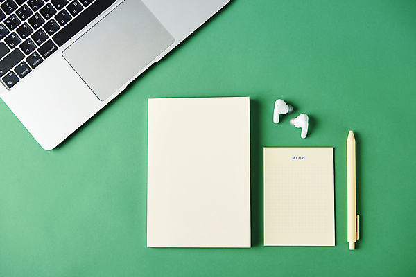 포토 JPG 스튜디오촬영 새해 실내 사람없음 노트북 하이앵글 펜 다이어리 메모지 목표 계획 오브젝트 무선이어폰 초록배경 국내포토 뷰포인트 이어폰 백그라운드 컨셉 내부 초록색 전자제품 필기구 사무용품 파일형식