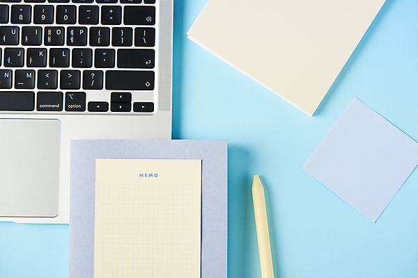 포토 JPG 스튜디오촬영 새해 실내 사람없음 노트북 하이앵글 펜 다이어리 메모지 목표 계획 오브젝트 포스트잇 파란배경 국내포토 뷰포인트 백그라운드 컨셉 내부 파란색 전자제품 필기구 사무용품 파일형식