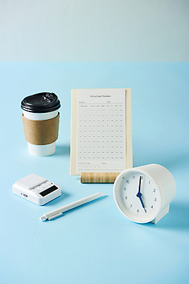 포토 JPG 스튜디오촬영 종이 커피 새해 실내 사람없음 펜 다이어리 목표 계획 계획표 오브젝트 탁상시계 파란배경 독서대 스톱워치 테이크아웃컵 국내포토 음료 시계 백그라운드 컨셉 내부 컵 파란색 필기구 사무용품 파일형식