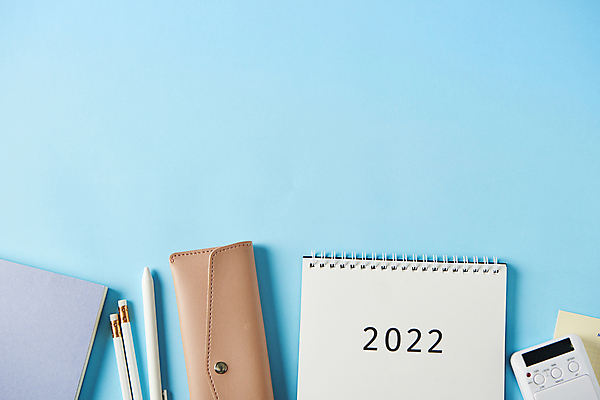 포토 JPG 스튜디오촬영 새해 실내 사람없음 하이앵글 연필 펜 다이어리 달력 목표 계획 오브젝트 파란배경 필통 스톱워치 탁상달력 카피스페이스 2022년 국내포토 뷰포인트 시계 백그라운드 컨셉 학용품 내부 파란색 필기구 사무용품 공백 연도 파일형식