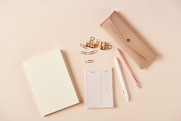 포토 JPG 스튜디오촬영 새해 실내 사람없음 하이앵글 펜 다이어리 메모지 목표 계획 계획표 오브젝트 클립 필통 서류집게 분홍색배경 국내포토 뷰포인트 분홍색 백그라운드 컨셉 학용품 집게 내부 필기구 사무용품 파일형식