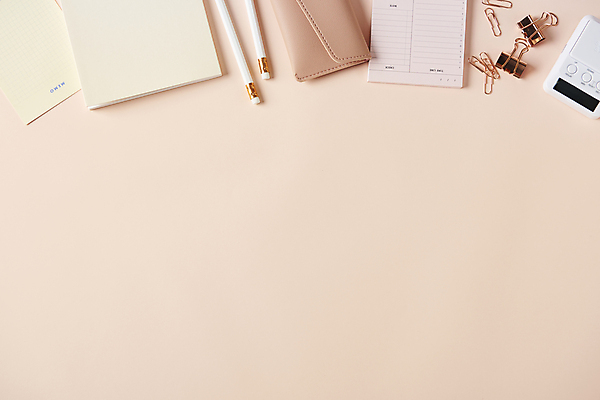 포토 JPG 스튜디오촬영 새해 실내 사람없음 하이앵글 연필 다이어리 메모지 목표 계획 계획표 오브젝트 클립 필통 서류집게 스톱워치 카피스페이스 분홍색배경 국내포토 뷰포인트 시계 분홍색 백그라운드 컨셉 학용품 집게 내부 필기구 사무용품 공백 파일형식