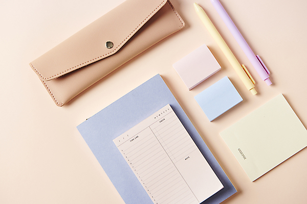 포토 JPG 스튜디오촬영 새해 실내 사람없음 하이앵글 펜 다이어리 메모지 목표 계획 계획표 오브젝트 포스트잇 필통 분홍색배경 국내포토 뷰포인트 분홍색 백그라운드 컨셉 학용품 내부 필기구 사무용품 파일형식