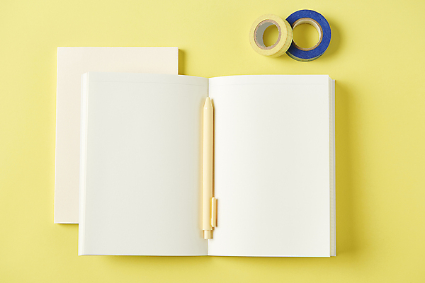 포토 JPG 스튜디오촬영 새해 실내 사람없음 하이앵글 펜 다이어리 목표 계획 오브젝트 노란배경 마스킹테이프 국내포토 뷰포인트 백그라운드 컨셉 내부 필기구 노란색 사무용품 테이프 파일형식