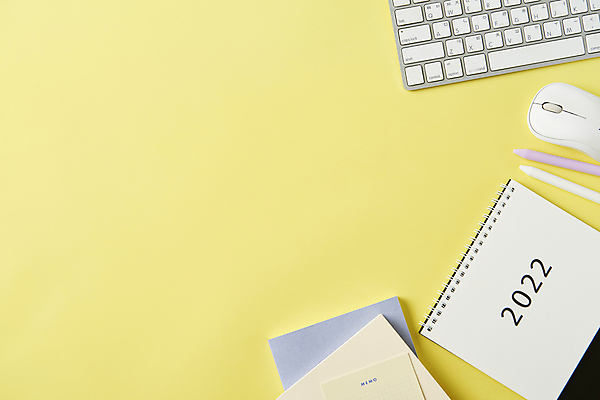 포토 JPG 스튜디오촬영 새해 실내 사람없음 하이앵글 펜 다이어리 키보드 메모지 목표 계획 오브젝트 노란배경 무선마우스 탁상달력 플랫레이 카피스페이스 2022년 국내포토 뷰포인트 백그라운드 컨셉 내부 필기구 노란색 사무용품 공백 달력 마우스 플랫 연도 파일형식