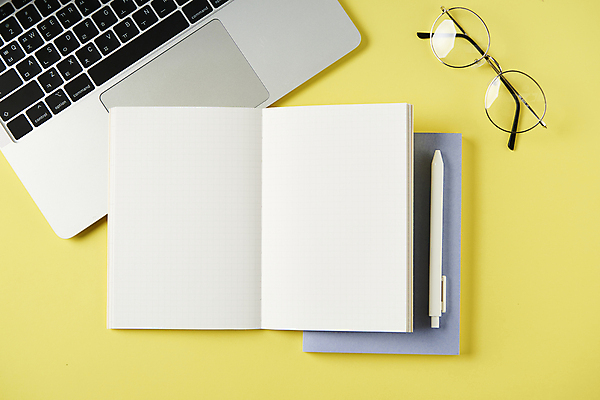 포토 JPG 스튜디오촬영 안경 새해 실내 사람없음 노트북 하이앵글 펜 다이어리 목표 계획 오브젝트 노란배경 국내포토 잡화 뷰포인트 백그라운드 컨셉 내부 전자제품 필기구 노란색 사무용품 파일형식