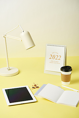 포토 JPG 스튜디오촬영 커피 새해 실내 사람없음 태블릿 펜 다이어리 스탠드 목표 계획 오브젝트 노란배경 서류집게 탁상달력 테이크아웃컵 2022년 국내포토 음료 백그라운드 컨셉 조명 집게 내부 컵 전자제품 스마트기기 필기구 노란색 사무용품 달력 연도 파일형식