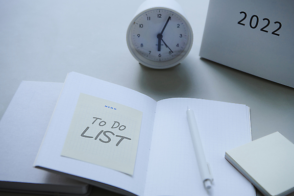 포토 JPG 손글씨 새해 실내 그림자 사람없음 펜 다이어리 자명종 메모지 목표 계획 오브젝트 포스트잇 흰배경 탁상시계 탁상달력 2022년 미라클모닝 국내포토 시계 백그라운드 컨셉 내부 필기구 사무용품 알람 달력 흰색 연도 자기계발 파일형식