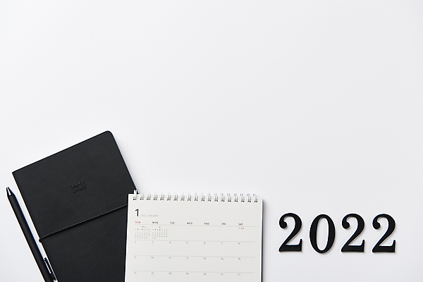 포토 JPG 스튜디오촬영 새해 실내 사람없음 숫자 펜 다이어리 목표 계획 오브젝트 흰배경 탁상달력 카피스페이스 2022년 국내포토 문자 백그라운드 컨셉 내부 필기구 사무용품 공백 달력 흰색 연도 파일형식