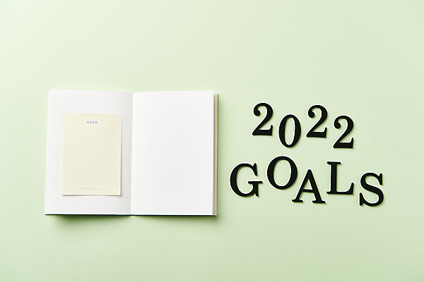 포토 JPG 스튜디오촬영 영어 새해 실내 사람없음 단어 하이앵글 숫자 다이어리 메모지 목표 계획 오브젝트 2022년 초록배경 국내포토 문자 뷰포인트 백그라운드 컨셉 내부 초록색 사무용품 연도 파일형식