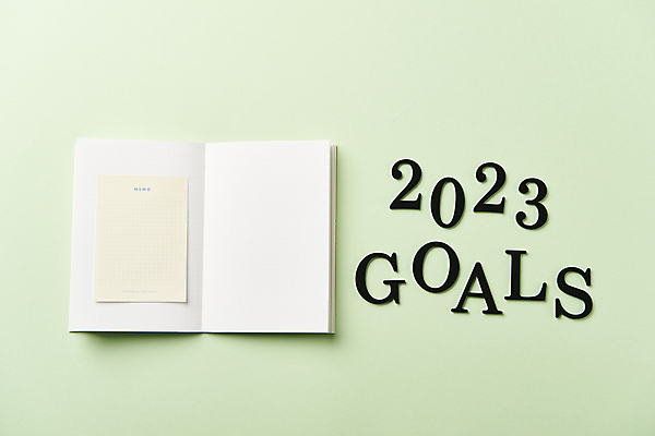 포토 JPG 스튜디오촬영 영어 새해 실내 사람없음 단어 숫자 다이어리 메모지 목표 계획 오브젝트 2023년 초록배경 국내포토 문자 백그라운드 컨셉 내부 초록색 사무용품 연도 파일형식