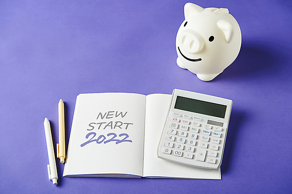 포토 JPG 스튜디오촬영 손글씨 새출발 새해 실내 사람없음 펜 다이어리 돼지저금통 계산기 목표 계획 오브젝트 자산관리 경제교육 보라색배경 2022년 국내포토 교육 백그라운드 컨셉 문구용품 새로움 내부 경제 필기구 사무용품 보라색 장비 저금통 연도 출발 파일형식