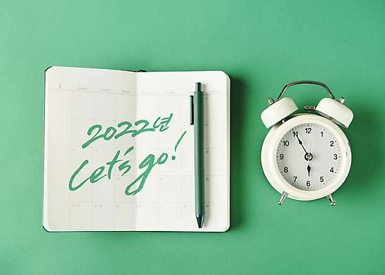 포토 JPG 스튜디오촬영 손글씨 새해 실내 사람없음 하이앵글 펜 다이어리 자명종 달력 목표 계획 오브젝트 탁상시계 2022년 초록배경 미라클모닝 국내포토 뷰포인트 시계 백그라운드 컨셉 내부 초록색 필기구 사무용품 알람 연도 자기계발 파일형식