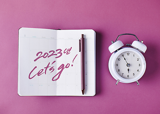 포토 JPG 스튜디오촬영 손글씨 새해 실내 사람없음 하이앵글 펜 다이어리 자명종 달력 목표 계획 오브젝트 탁상시계 보라색배경 2023년 미라클모닝 국내포토 뷰포인트 시계 백그라운드 컨셉 내부 필기구 사무용품 보라색 알람 연도 자기계발 파일형식