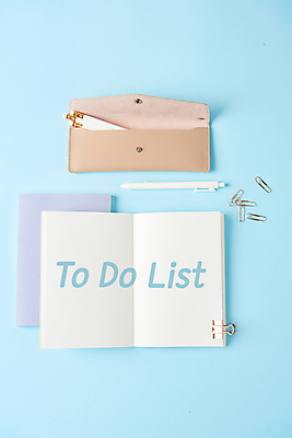 포토 JPG 스튜디오촬영 손글씨 새해 실내 사람없음 연필 펜 다이어리 목표 계획 오브젝트 파란배경 클립 필통 서류집게 국내포토 백그라운드 컨셉 학용품 집게 내부 파란색 필기구 사무용품 파일형식