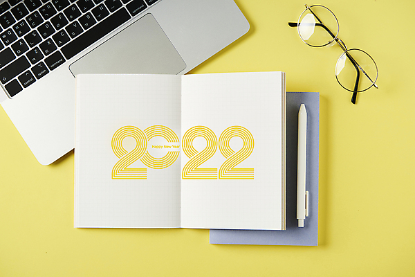 포토 JPG 스튜디오촬영 안경 새해 실내 사람없음 노트북 하이앵글 숫자 펜 다이어리 목표 계획 오브젝트 노란배경 2022년 국내포토 문자 잡화 뷰포인트 백그라운드 컨셉 내부 전자제품 필기구 노란색 사무용품 연도 파일형식