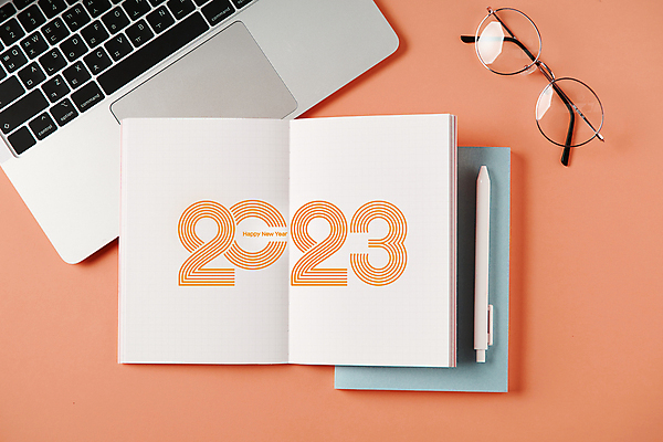 포토 JPG 스튜디오촬영 안경 새해 실내 사람없음 노트북 하이앵글 숫자 펜 다이어리 목표 계획 오브젝트 2023년 코랄배경 국내포토 문자 잡화 뷰포인트 백그라운드 컨셉 내부 전자제품 필기구 사무용품 연도 파일형식 코랄