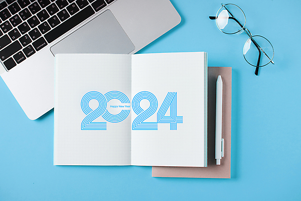 포토 JPG 스튜디오촬영 안경 새해 실내 사람없음 노트북 하이앵글 숫자 펜 다이어리 목표 계획 오브젝트 파란배경 2024년 국내포토 문자 잡화 뷰포인트 백그라운드 컨셉 내부 파란색 전자제품 필기구 사무용품 연도 파일형식