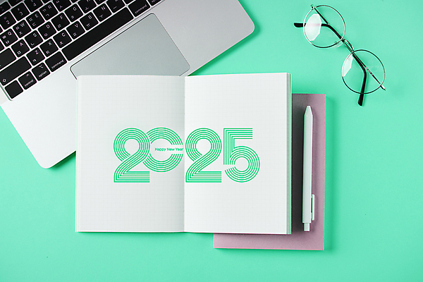 포토 JPG 스튜디오촬영 안경 새해 실내 사람없음 노트북 하이앵글 숫자 펜 다이어리 목표 계획 오브젝트 초록배경 2025년 국내포토 문자 잡화 뷰포인트 백그라운드 컨셉 내부 초록색 전자제품 필기구 사무용품 연도 파일형식