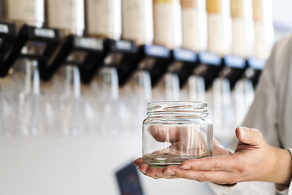 포토 JPG 손 남자 40대 중년 유리병 실내 통 들기 상반신 옆모습 아웃포커스 신체부위 자연보호 재활용 한국인 용기 고객 친환경 리필 중년남자한명만 제로웨이스트 그린슈머 제로웨이스트샵 디스펜서 국내포토 그릇 뷰포인트 모션 자연 병_용기 촬영기법 사람 동양인 성인 내부 환경 상점 그린캠페인 보호 사회이슈 남자한명만 중년남자만 파일형식