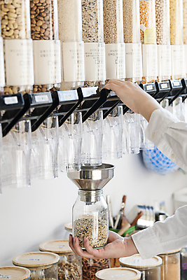 포토 JPG 손 유리병 곡류 실내 통 들기 신체부위 자연보호 재활용 용기 고객 친환경 담기 깔대기 리필 제로웨이스트 그린슈머 제로웨이스트샵 디스펜서 국내포토 그릇 모션 자연 병_용기 사람 내부 환경 상점 그린캠페인 보호 사회이슈 파일형식