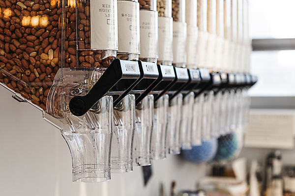 포토 JPG 곡류 실내 통 사람없음 아웃포커스 자연보호 재활용 용기 친환경 땅콩 리필 제로웨이스트 그린슈머 제로웨이스트샵 디스펜서 국내포토 그릇 자연 촬영기법 내부 환경 상점 그린캠페인 견과류 보호 사회이슈 파일형식