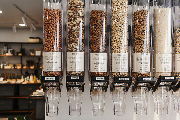 포토 JPG 곡류 실내 통 사람없음 자연보호 재활용 견과류 쌀 용기 친환경 땅콩 아몬드 리필 캐슈넛 브라질넛 제로웨이스트 그린슈머 제로웨이스트샵 사차인치 디스펜서 국내포토 그릇 자연 내부 환경 상점 그린캠페인 보호 사회이슈 파일형식